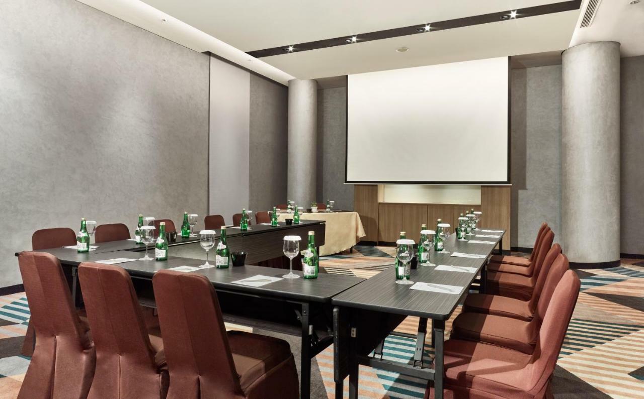 Novotel Karawang Esterno foto